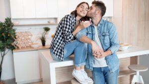 Una pareja desayuna tranquila en su departamento, se les ve muy tranquilos, porque contrataron su póliza de salud conjunta a Ivan Jordan