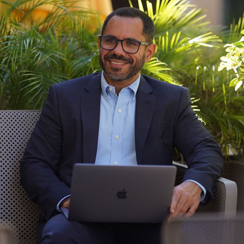 Soy Ivan Jordan, tu asesor de seguros de salud y taxes.